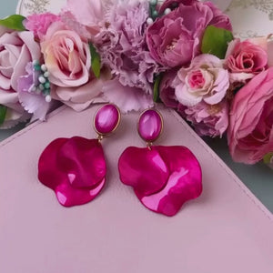 Pinke Ohrringe mit Blütenblättern