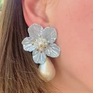 Elegante Blüten-Ohrstecker in Hellblau mit federleichten Baumwolltropfen