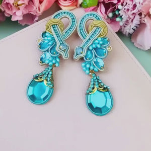 Exotische Soutache-Ohrringe in Hellblautönen mit Gold