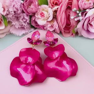Funkelnde Ohrringe mit pinken Glas-Kristallen und Blütenblättern