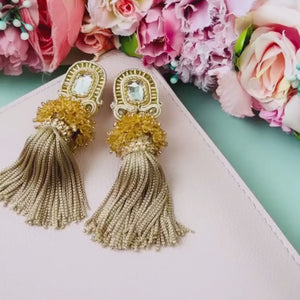 Auffällige Soutache-QuastenOhrringe in Beige und Champagner