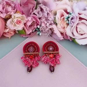 Extravagante Soutache-Ohrstecker in Pink und Rot