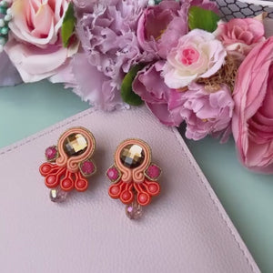 Farbenfrohe Statement-Ohrringe in Orange und Champagner