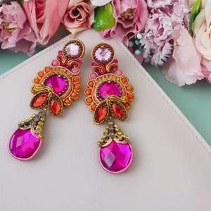 Raffinierte Soutache-Ohrringe in Pink, Rot und Orange