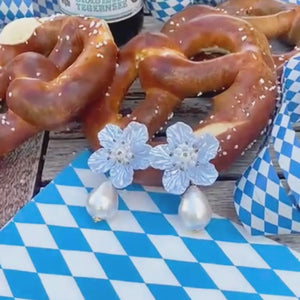 Elegante Blüten-Ohrstecker in Hellblau mit federleichten Baumwolltropfen