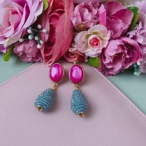 Pinke Ohrringe mit glitzerndem hellblauen Tropfen von AmuseToi