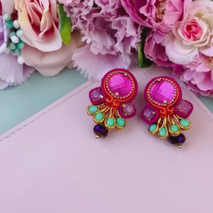 Farbenfrohe Statement-Ohrringe in Pink, Türkis und Violett