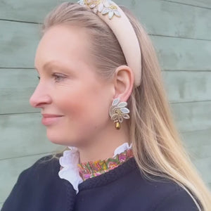 Funkelnde Soutache-Ohrringe in Gold und Weiß