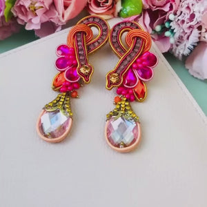 Exotische Soutache-Ohrringe in Pink und Gold