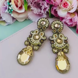 Wunderschöne Soutache-Ohrringe in Gold, Creme und Braun