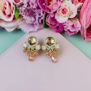 Wunderschöne kleine Soutache Ohrstecker in Gold, Rosa und Lachsfarben mit funkelnden Tropfen
