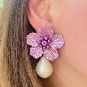 Elegante Blüten-Ohrstecker in Altrosa-Violett mit federleichten Baumwolltropfen