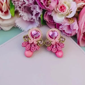 Wunderschöne kleine Soutache Ohrstecker in Gold und Rosa