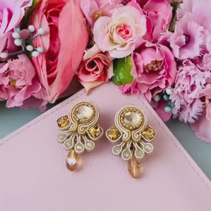 Kleine elegante Soutache-Ohrringe in Gold und Champagner