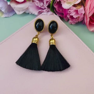 Schwarze Ohrringe als Ohrstecker in Schwarz mit schwarzer Quaste von AmuseToi