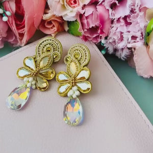 Trendige Soutache-Ohrringe in funkelnden Goldtönen