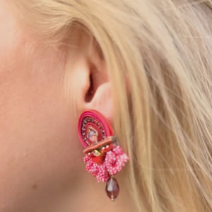 Extravagante Soutache-Ohrstecker in Pink und Rot