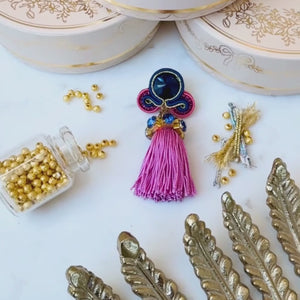 Auffällige Soutache-Ohrstecker in Blau und Rosa mit Quaste