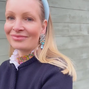 Trendige Soutache-Ohrringe in Hellblautönen mit Gold