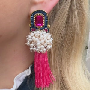 Auffällige Soutache-QuastenOhrringe in Pink und Dunkelbau