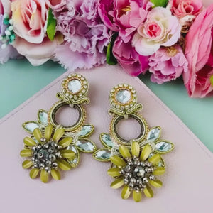 Große goldfarbene Ohrringe mit floralen Elementen in Soutache-Optik