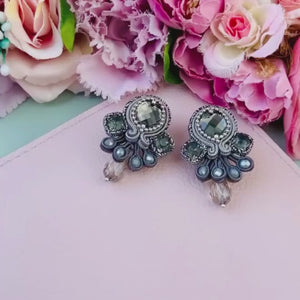 Funkelnde Soutache-Ohrstecker in Silber