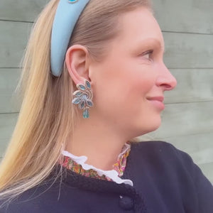 Funkelnde Soutache-Ohrringe in zarten Hellblautönen mit Gold