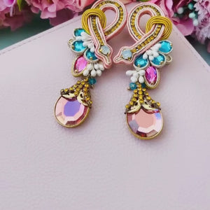 Exotische Soutache-Ohrringe in Gold, Pink und Blau