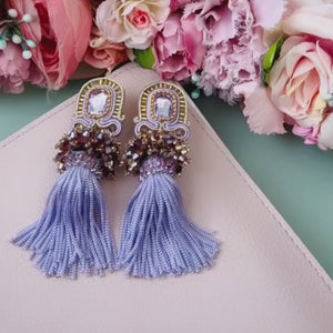 Auffällige Soutache-QuastenOhrringe in Flieder und Gold
