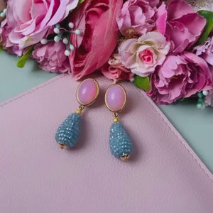 Rosafarbene Ohrringe mit glitzerndem hellblauen Tropfen von AmuseToi