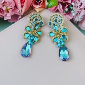 Trendige Soutache-Ohrringe in Hellblautönen mit Gold