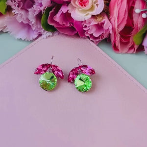 Silberfarbene funkelnde Ohrhänger mit Glas-Kristallen in Grün und Rosa