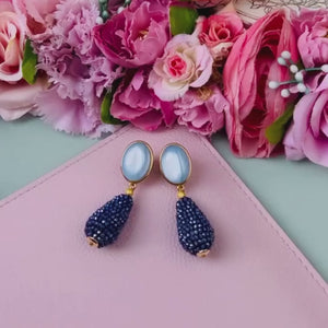Hellblaue Ohrringe mit glitzerndem dunkelblauen Tropfen von AmuseToi
