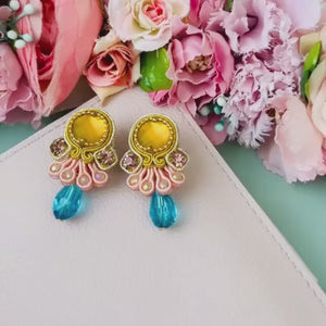 Kleine bunte Soutache-Ohrringe in Gelb, Rosa und Blau
