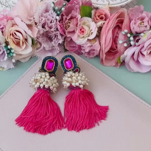 Auffällige Soutache-QuastenOhrringe in Pink und Dunkelbau