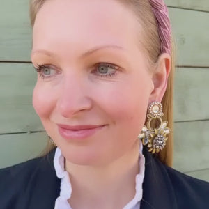 Große goldfarbene Ohrringe mit floralen Elementen in Soutache-Optik