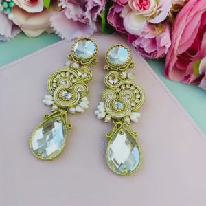Soutache Ohrstecker mit seidigen Bändern in Gold, Silber und funkelnden Tropfen