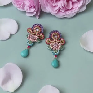 Hübsche Soutache-Ohrringe mit Steinen in Türkis und Grün