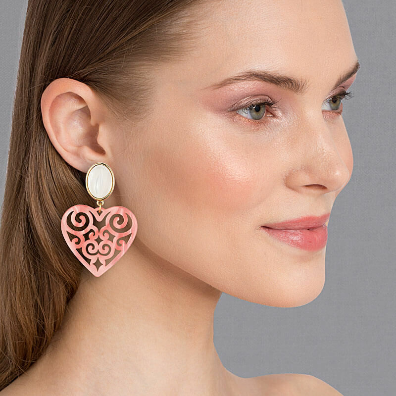 Schöne Herz-Ohrringe mit perlmuttfarbenen Ohrund Herz-Ornamenten in Rosa