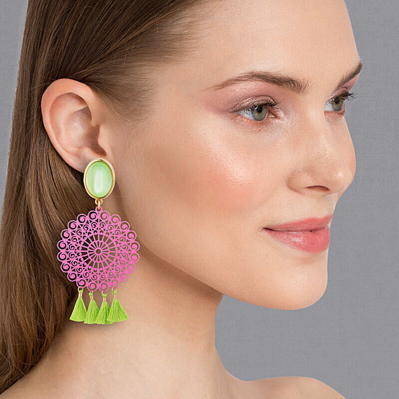 Ohrstecker in Grasgrün mit Ornament in Rosa und grünen Quasten von AmuseToi
