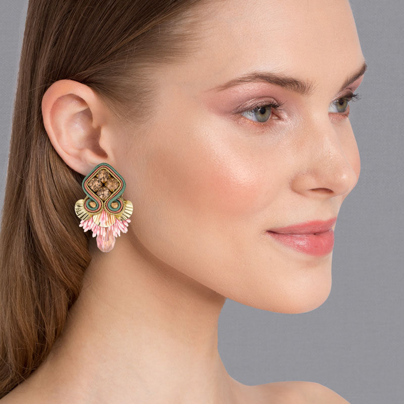 Schöne Soutache-Ohrstecker in Türkis, Gold und rosafarbenen Tropfen