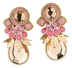 Funkelnde Soutache-Ohrringe mit schimmernden rosafarbenen Steinen und champagnerfarbenen Tropfen