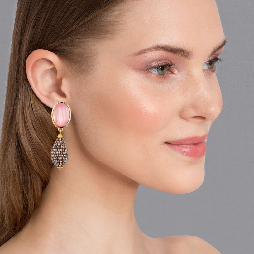 Rosafarbene Ohrstecker mit glitzerndem champagnerfarbenem Tropfen von AmuseToi