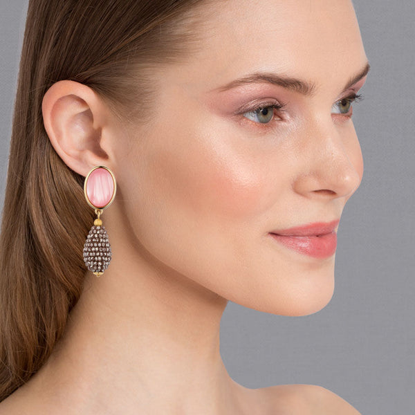 Rosafarbene Ohrstecker mit glitzerndem champagnerfarbenem Tropfen von AmuseToi