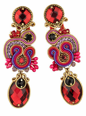 Schimmernde Soutache Ohrstecker mit seidigen Bändern in Gold und funkelnden Tropfen in Rot