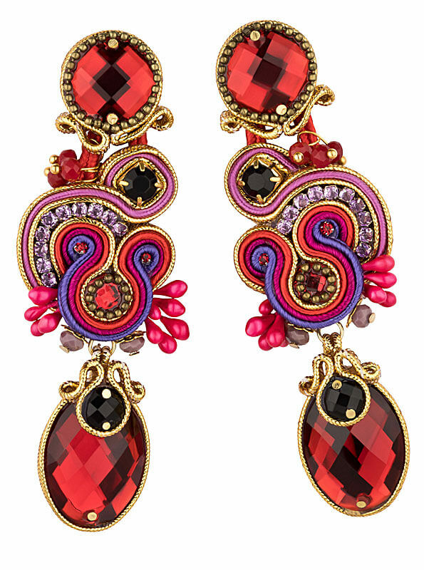 Schimmernde Soutache Ohrstecker mit seidigen Bändern in Gold und funkelnden Tropfen in Rot