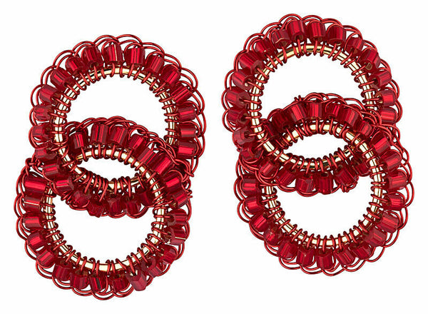 Schöne rote Ohrringe aus geflochtenen Drähten mit glitzernden Perlen