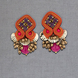 Schöne Soutache-Ohrstecker in Orange, Gold mit rosafarbenen Tropfen