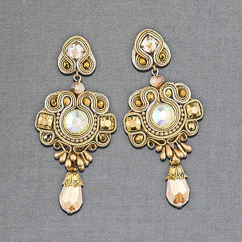 Golden glänzende Soutache-Ohrstecker mit Glitzer-Steinen