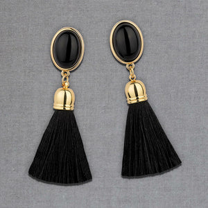 Schwarze Ohrringe als Ohrstecker in Schwarz mit schwarzer Quaste von AmuseToi